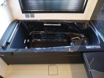 LIXILモノトーンでシックな浴室に